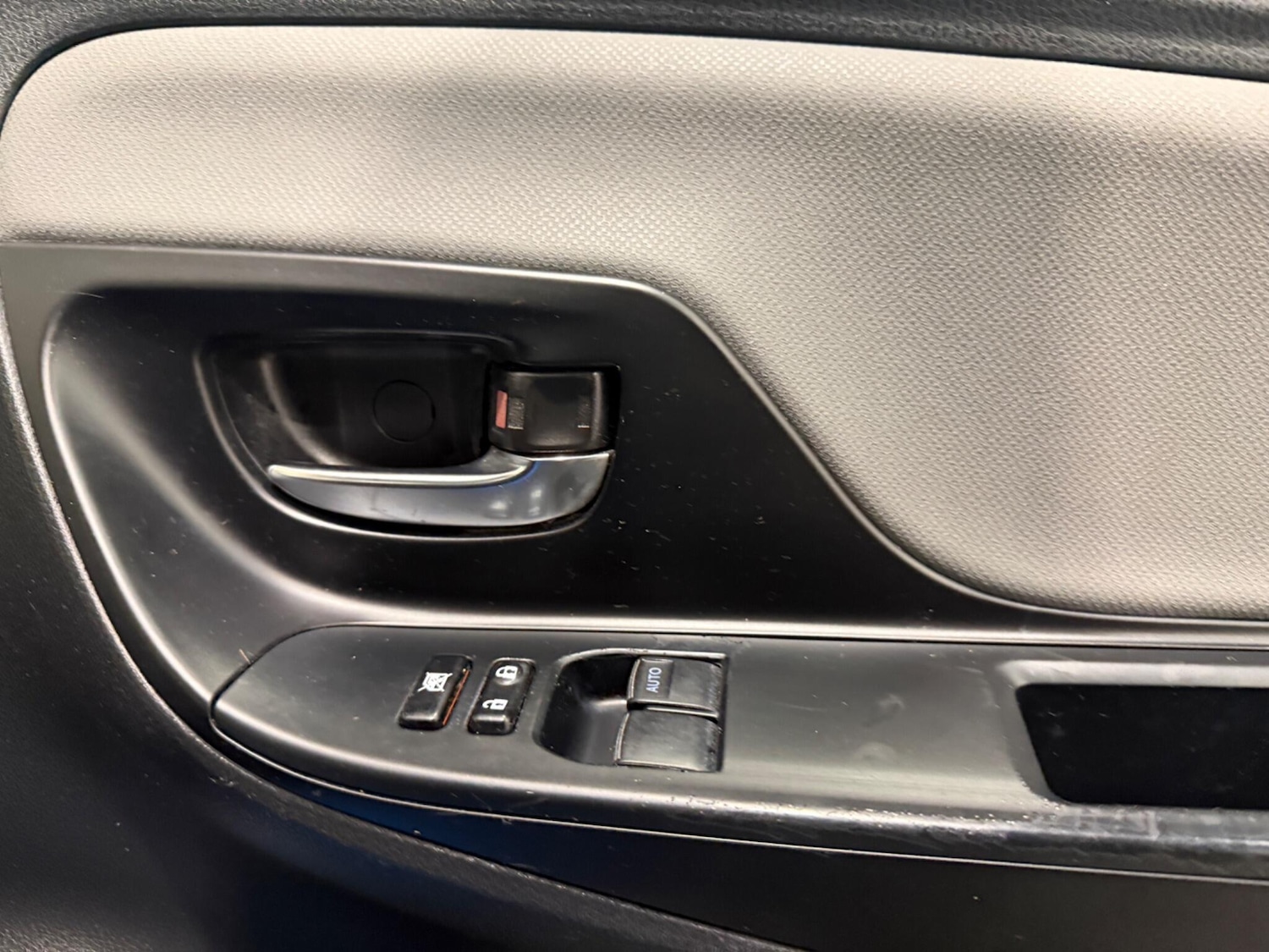 Used Toyota Yaris 2015 for sale - 76913703: Photo 28