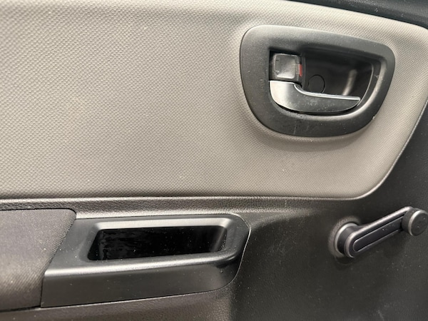 Used Toyota Yaris 2015 for sale - 76094103: Photo 47