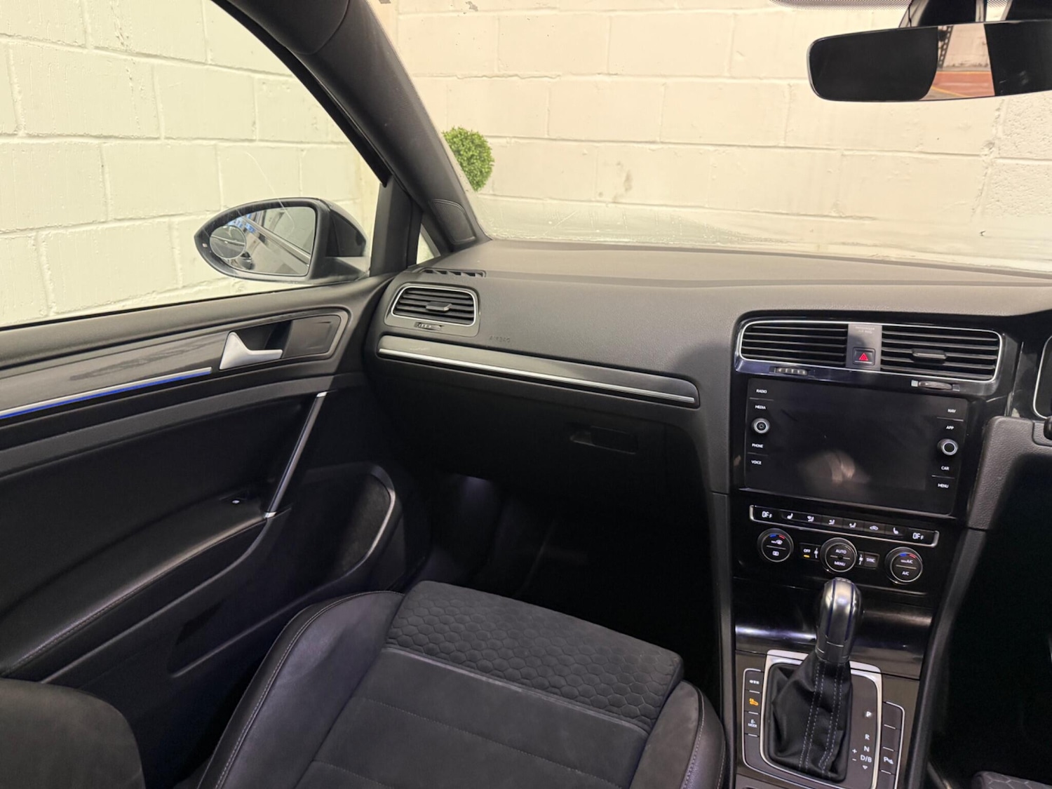 Used Volkswagen Golf 2017 for sale - 77163654: Photo 17