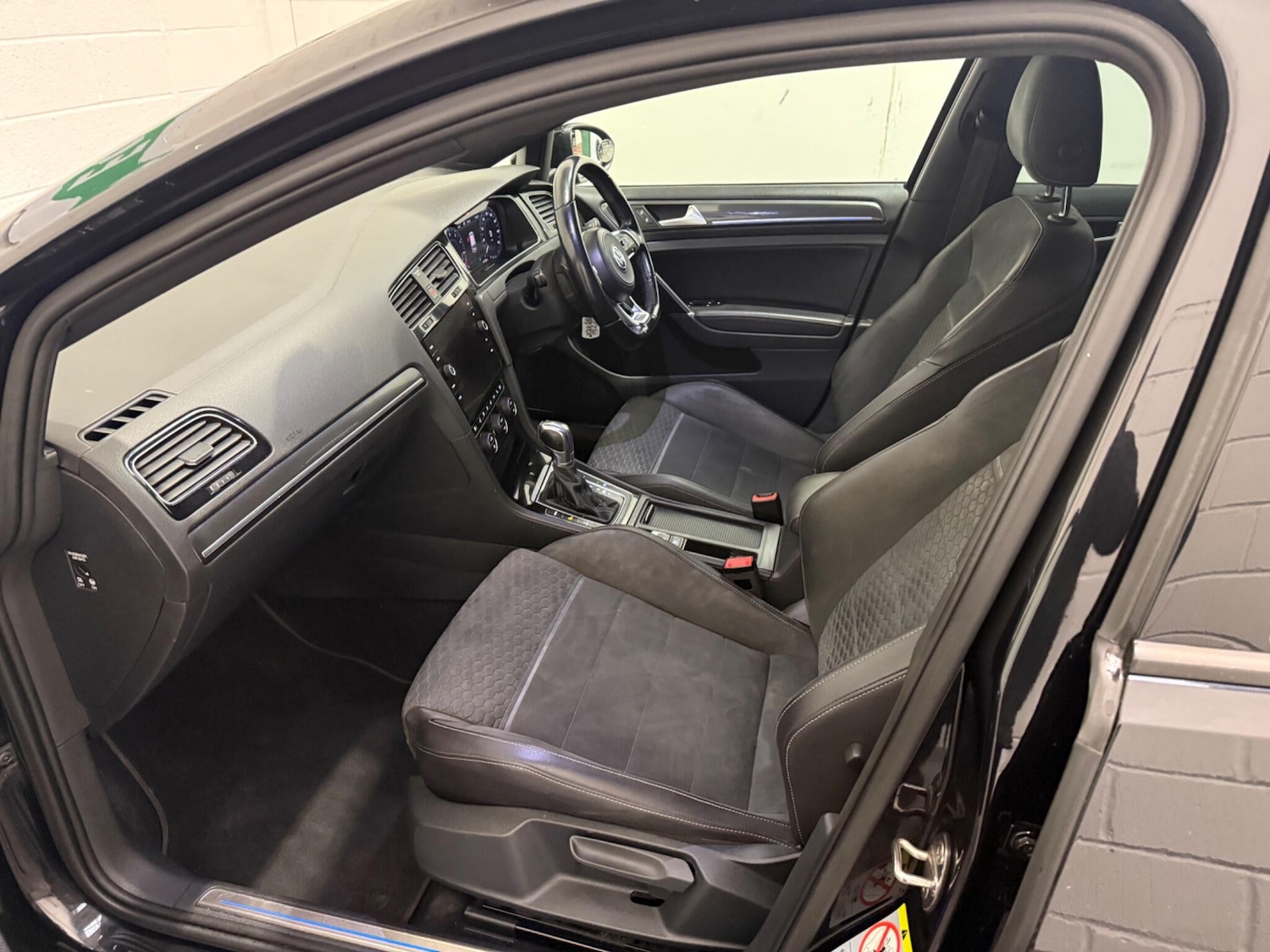 Used Volkswagen Golf 2017 for sale - 77163654: Photo 38