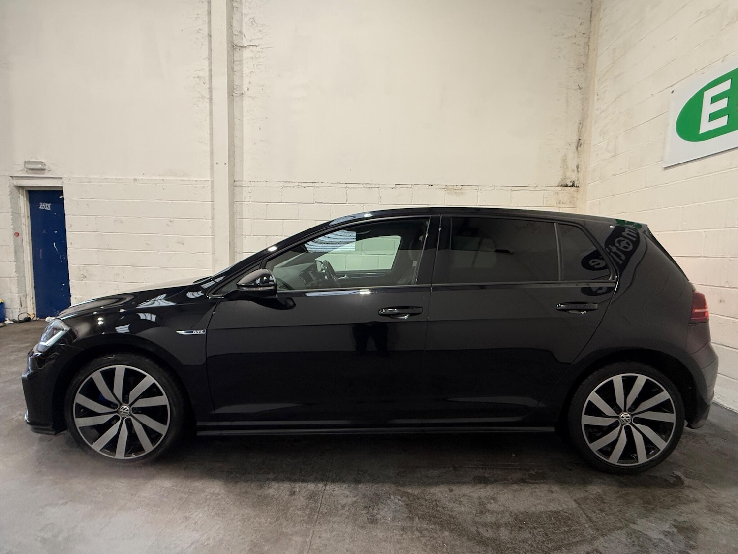 Used Volkswagen Golf 2017 for sale - 77163654: Photo 8