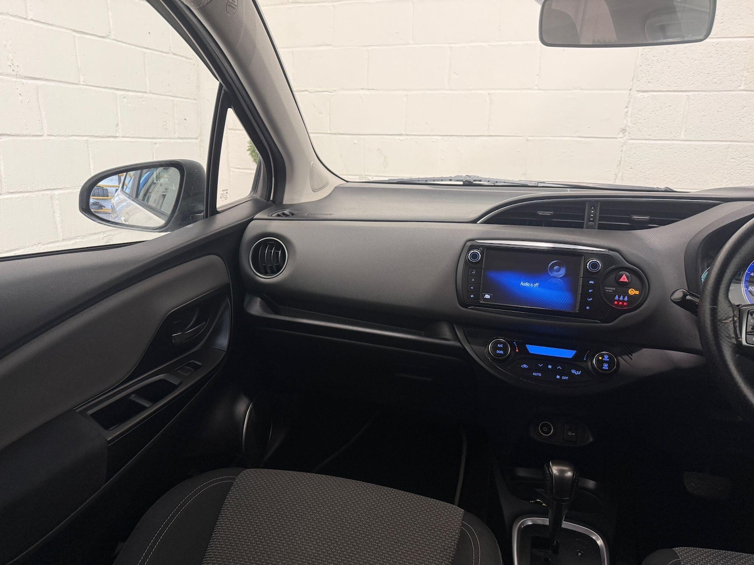 Used Toyota Yaris 2015 for sale - 76167539: Photo 35