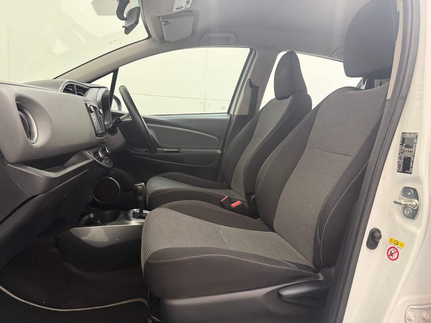 Used Toyota Yaris 2015 for sale - 76167539: Photo 41