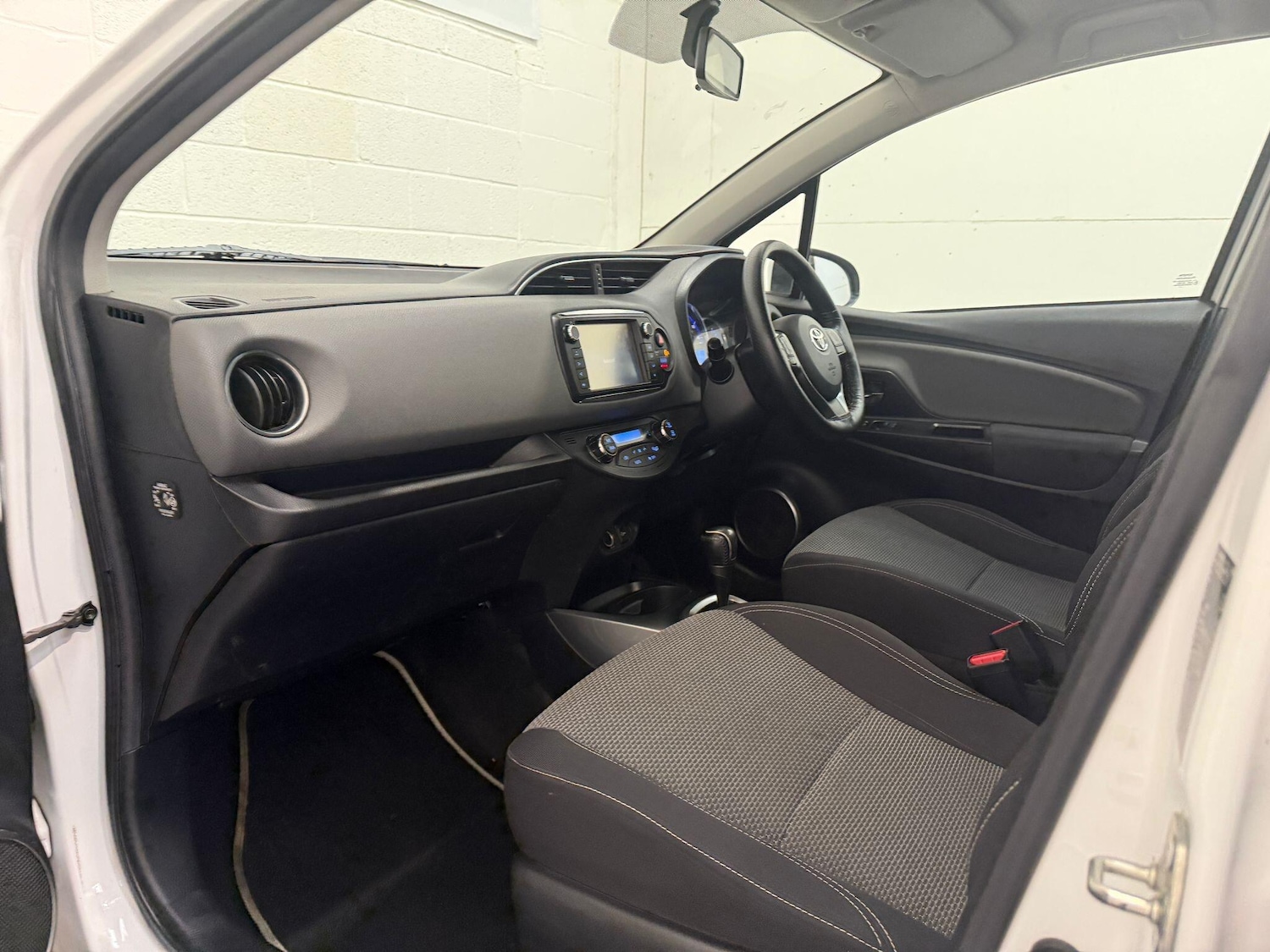 Used Toyota Yaris 2015 for sale - 76167539: Photo 42