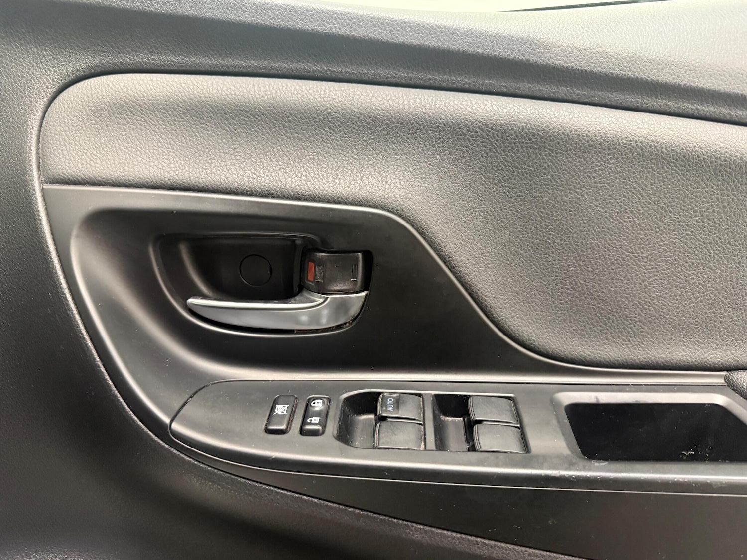 Used Toyota Yaris 2014 for sale - 76990945: Photo 28