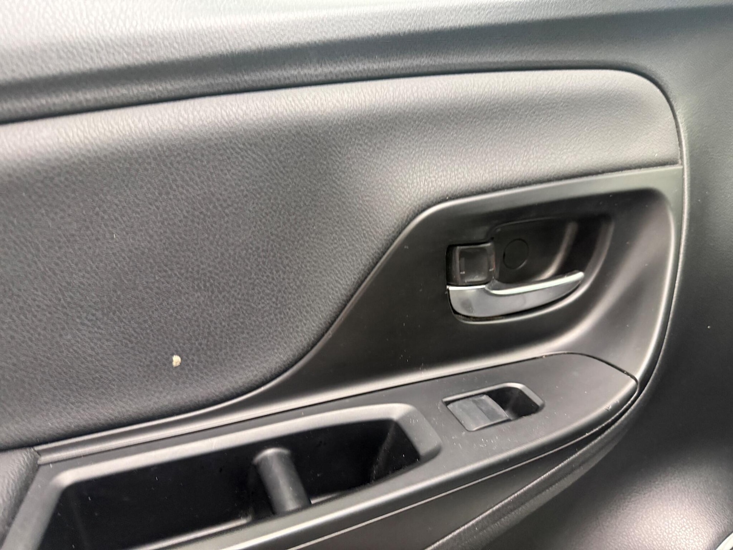 Used Toyota Yaris 2014 for sale - 76990945: Photo 44