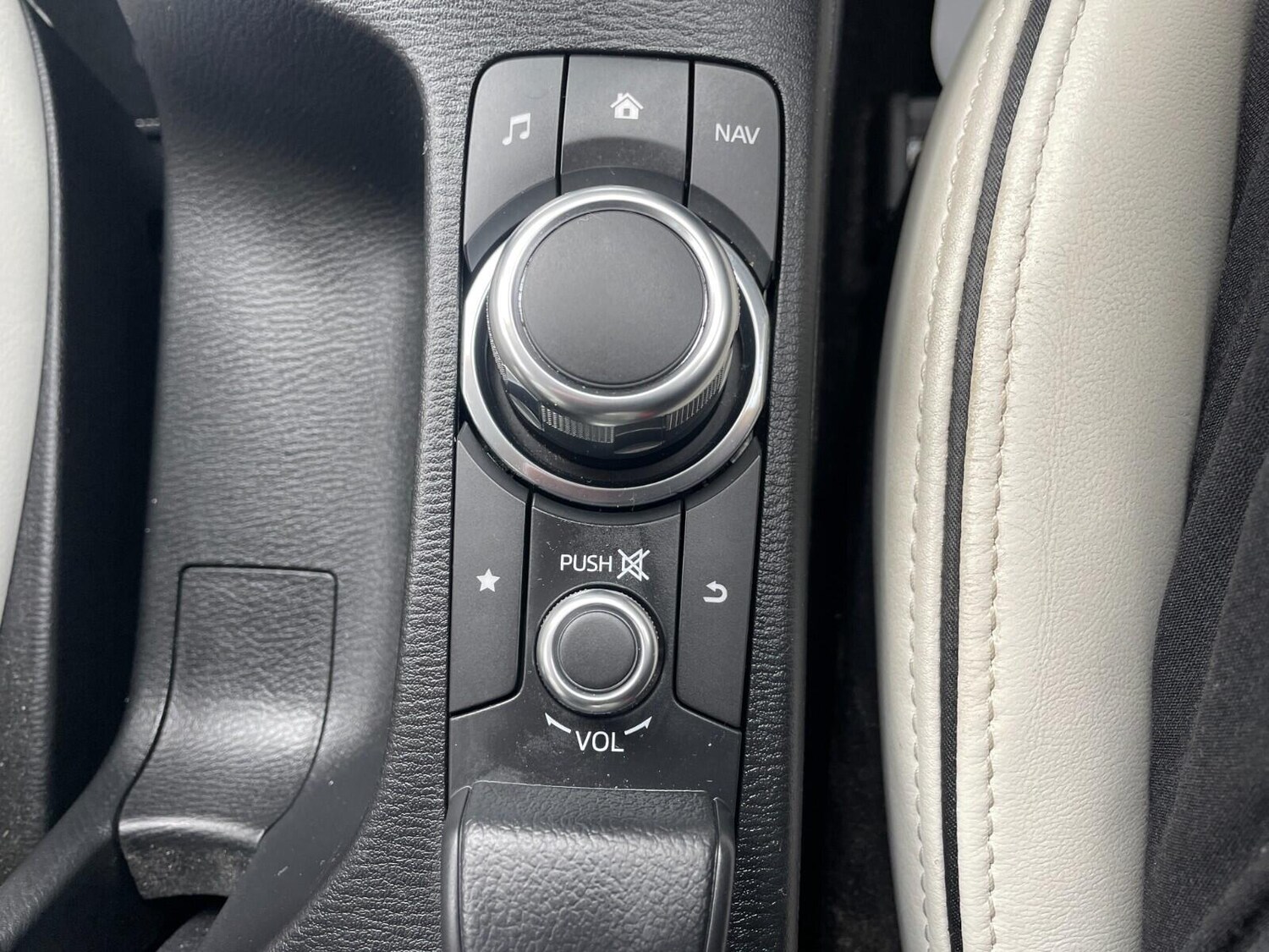 Used Mazda Mazda2 2019 for sale - 76083819: Photo 27