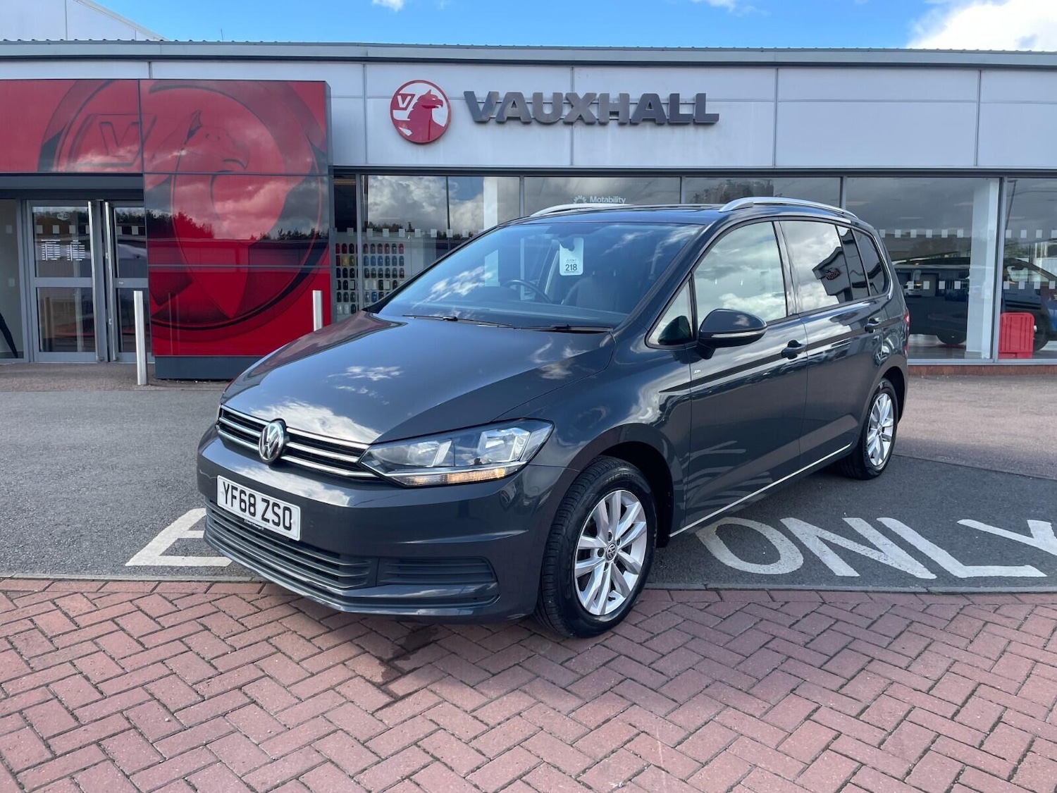 Used Volkswagen Touran 2018 for sale - 75979015: Photo 1