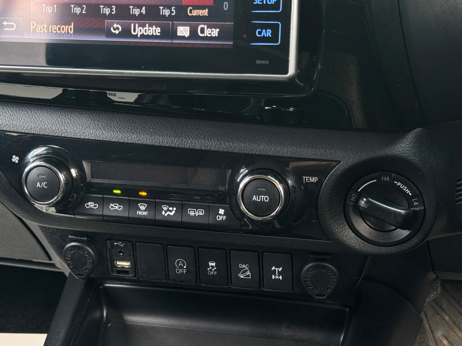 Used Toyota Hilux 2018 for sale - 76042329: Photo 50