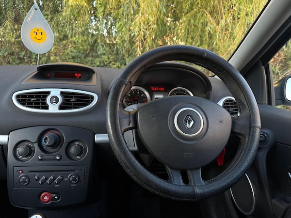 Used Renault Clio 2009 for sale - 76137129: Photo 27