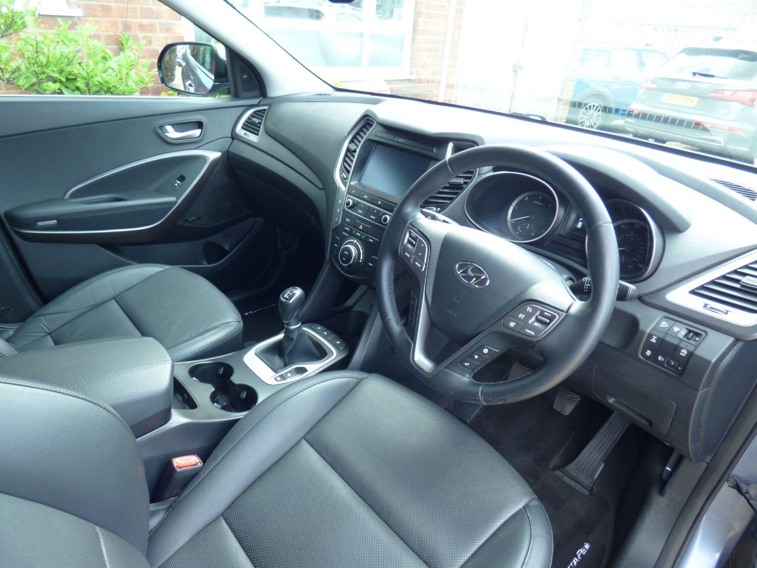 Used Hyundai Santa Fe 2016 for sale - 76794492: Photo 3