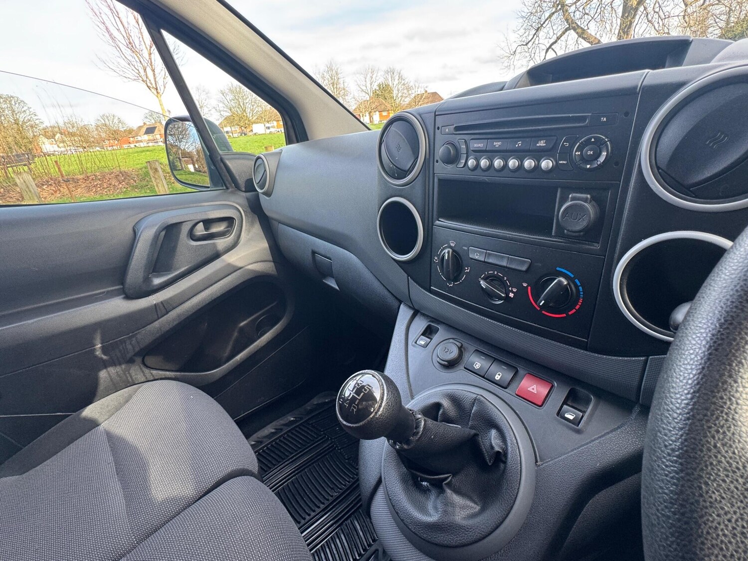 Used Peugeot Partner 2017 for sale - 77959388: Photo 23