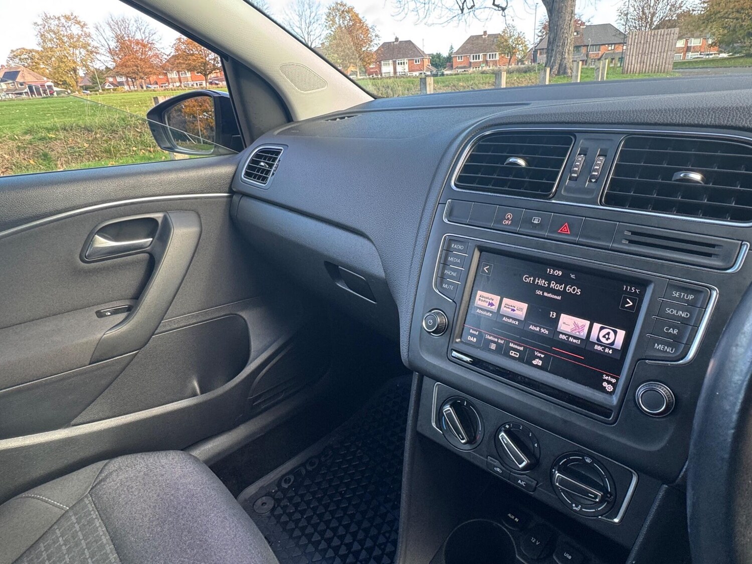 Used Volkswagen Polo 2015 for sale - 77959404: Photo 28