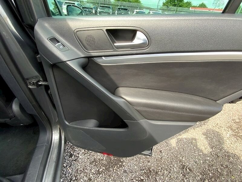 Used Volkswagen Tiguan 2011 for sale - 76047107: Photo 14