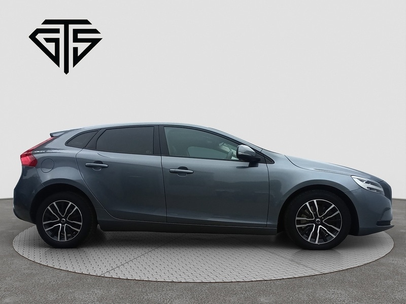 Used Volvo V40 2017 for sale - 76582967: Photo 2