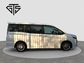 Used Toyota Voxy 2021 for sale - 77162037: Photo