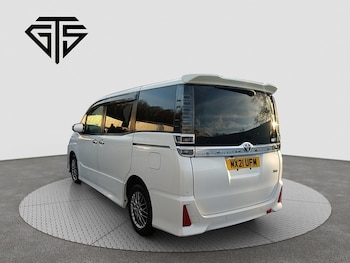 Used Toyota Voxy 2021 for sale - 77162037: Photo