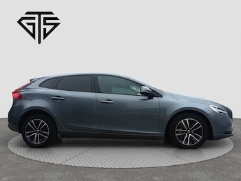 Used Volvo V40 2017 for sale - 76320072: Photo