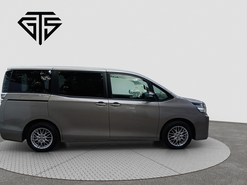 Used Toyota Voxy for sale - 76232380: Photo 2