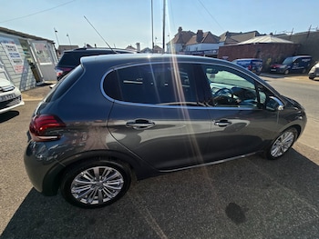 Used Peugeot 208 2016 for sale - 79311841: Photo