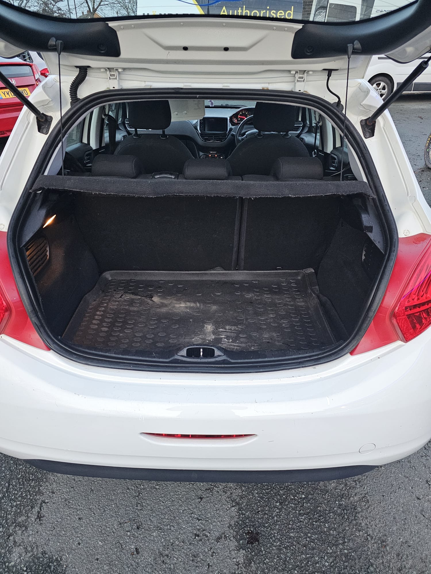 Used Peugeot 208 2014 for sale - 76916612: Photo 17