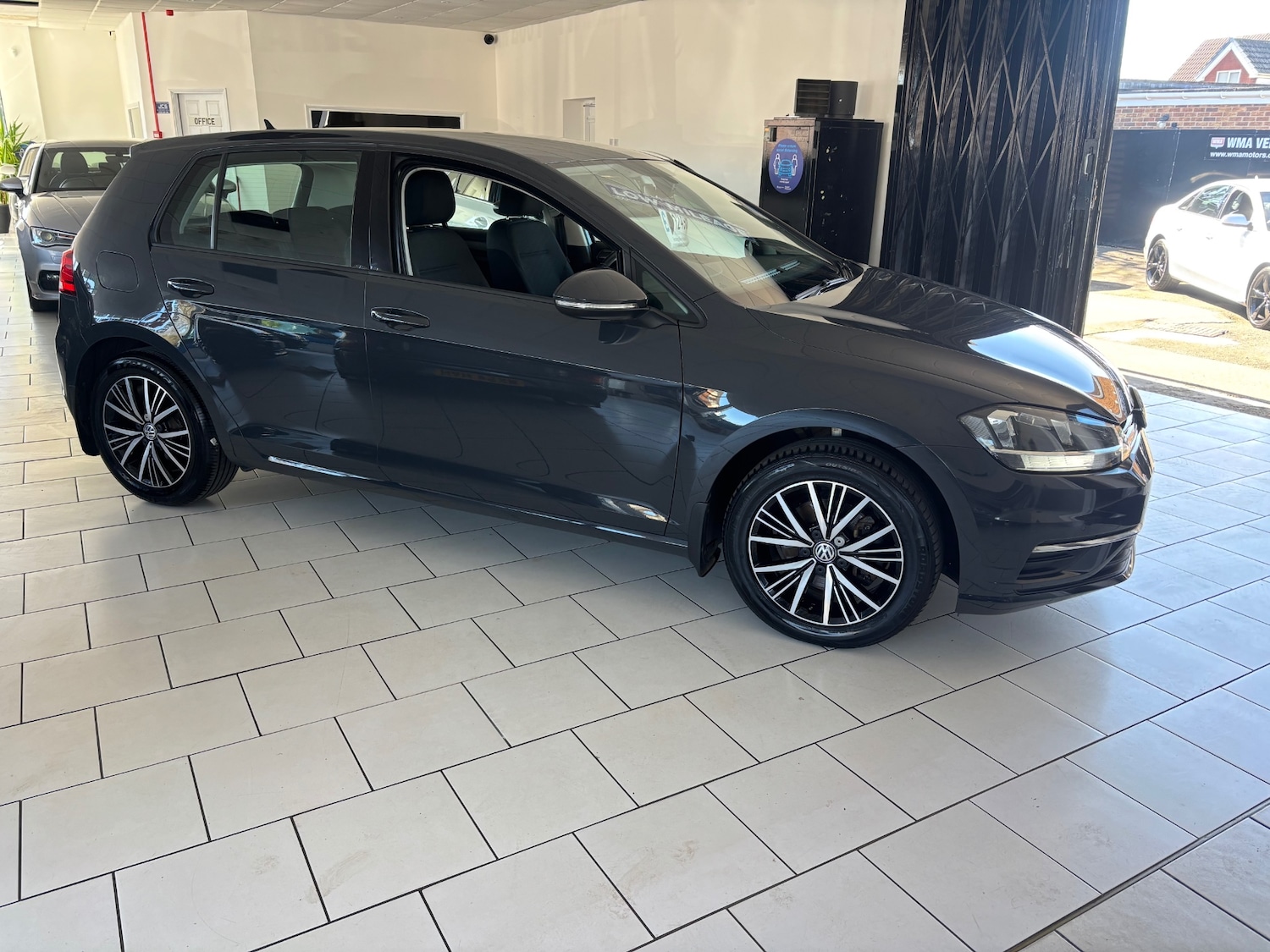 Used Volkswagen Golf 2018 for sale - 78118097: Photo 2