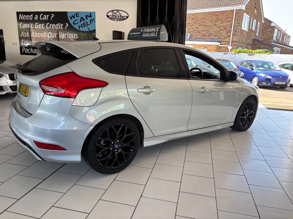 Used Ford Focus 2017 for sale - 74616095: Photo 2