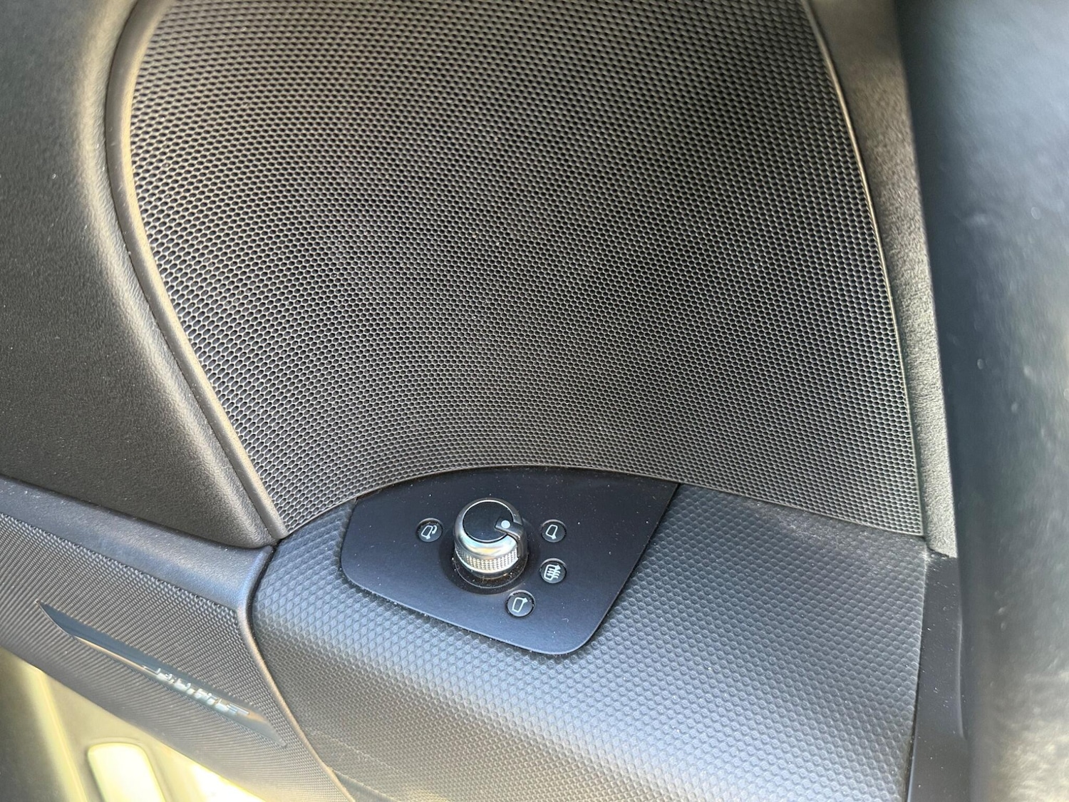 Used Audi TT 2011 for sale - 77977964: Photo 32