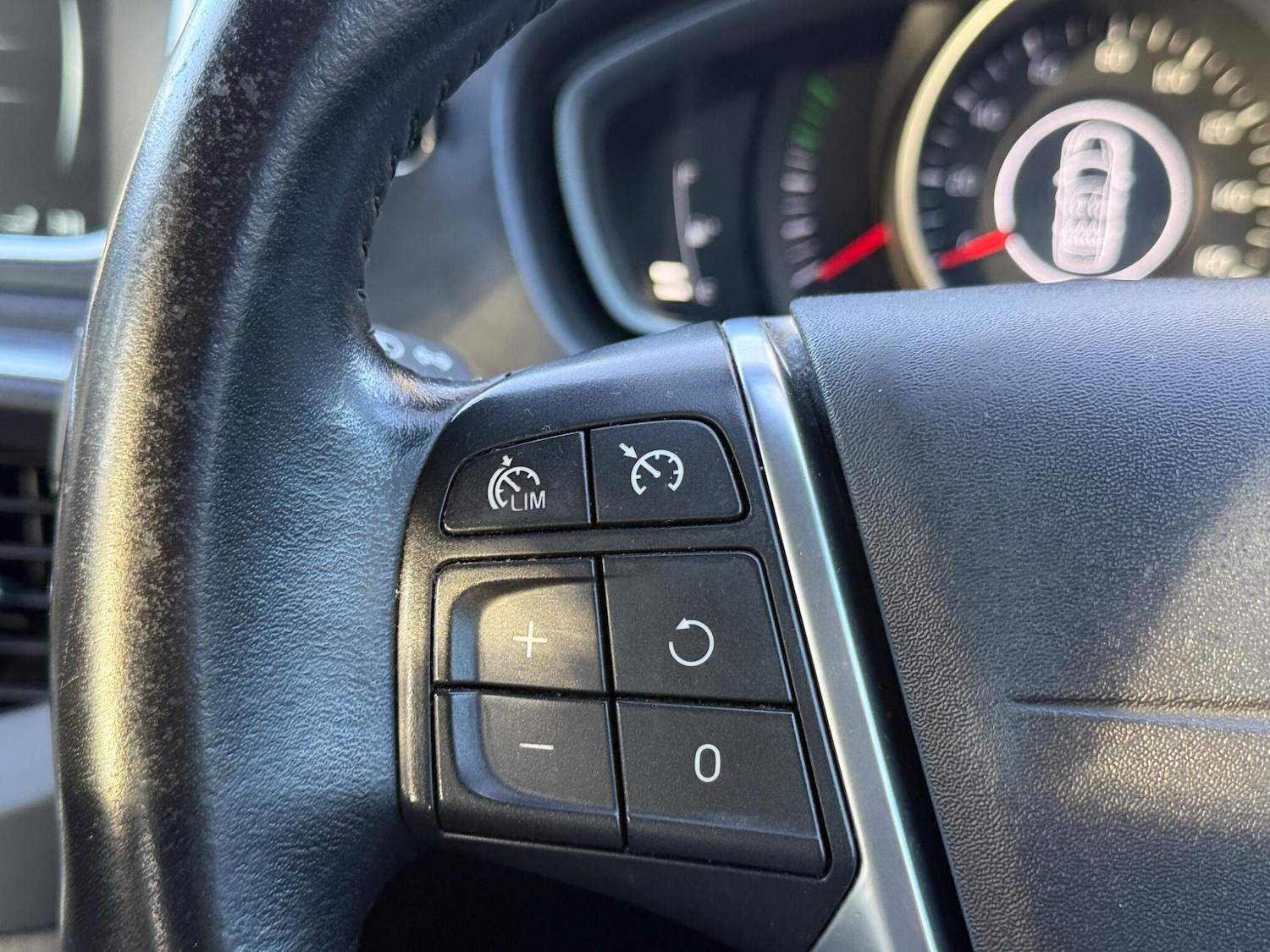 Used Volvo V40 for sale - 77358600: Photo 23