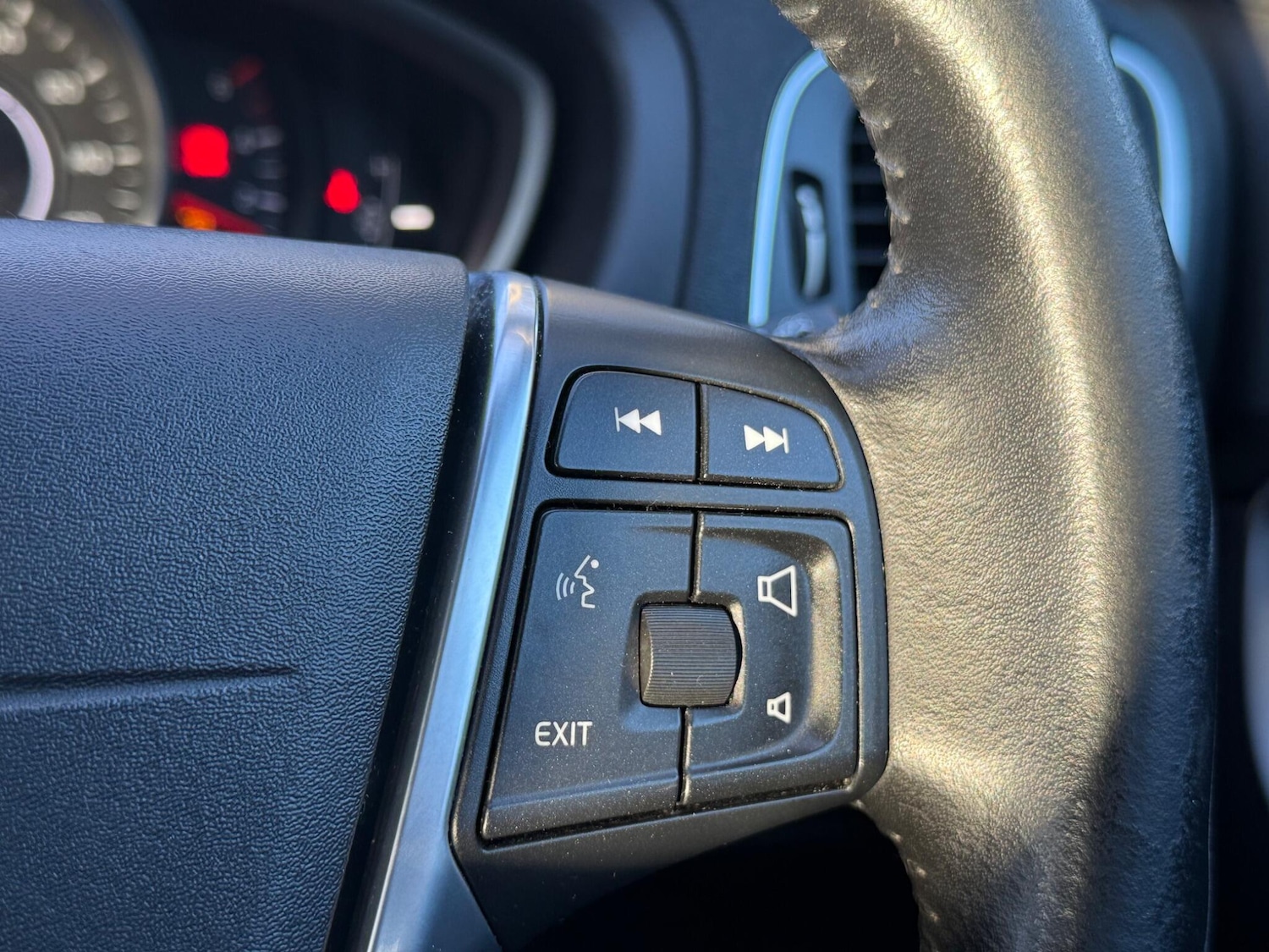 Used Volvo V40 for sale - 77358600: Photo 24