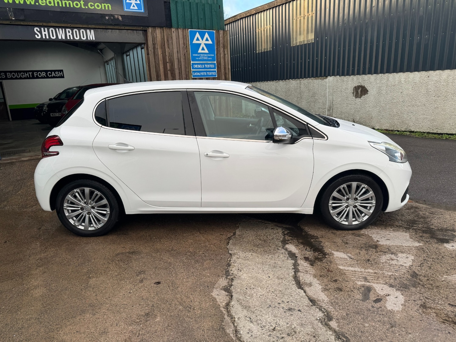 Used Peugeot 208 2017 for sale - 77148260: Photo 5