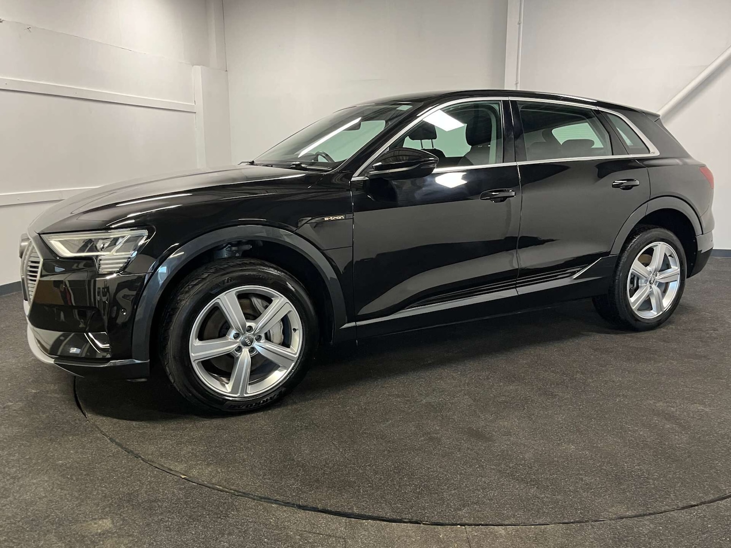 Used Audi e-tron 2020 for sale - 76334344: Photo 2