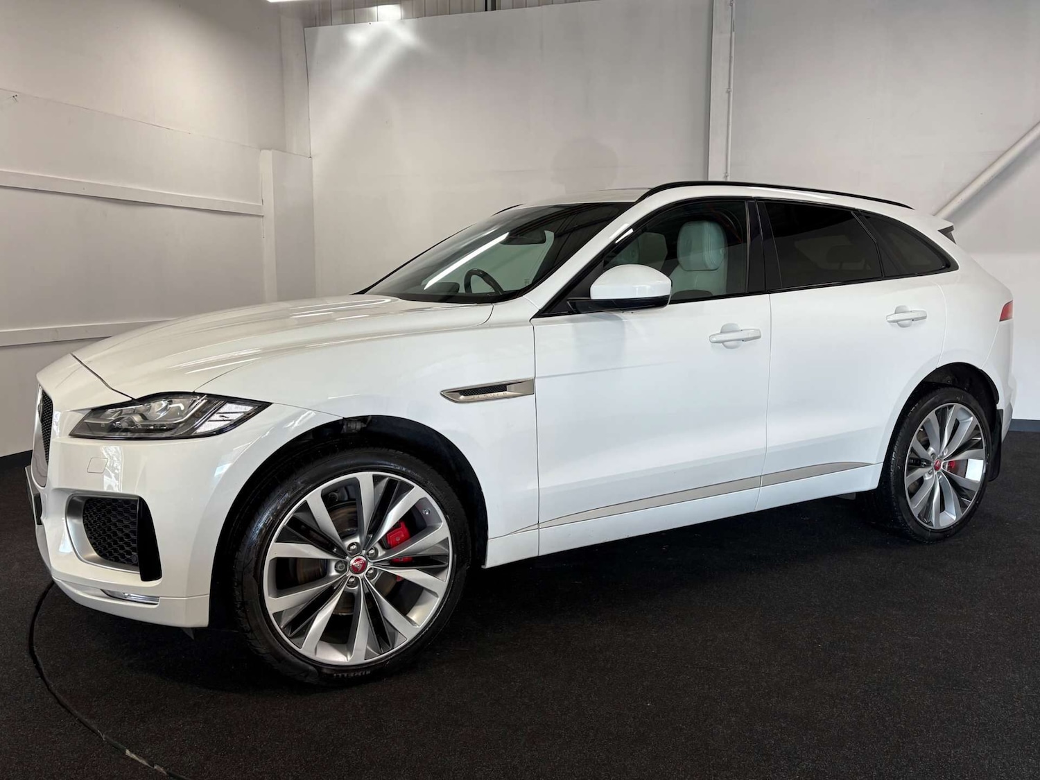 Used Jaguar F-Pace 2017 for sale - 77128997: Photo 2