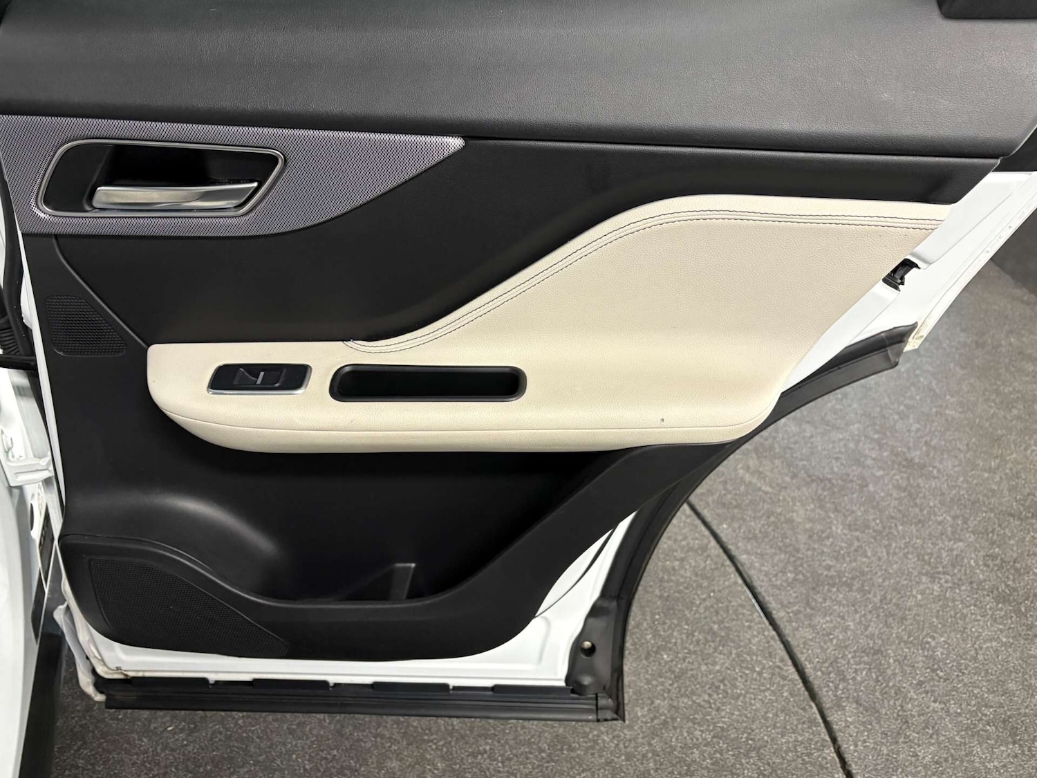 Used Jaguar F-Pace 2017 for sale - 77128997: Photo 32