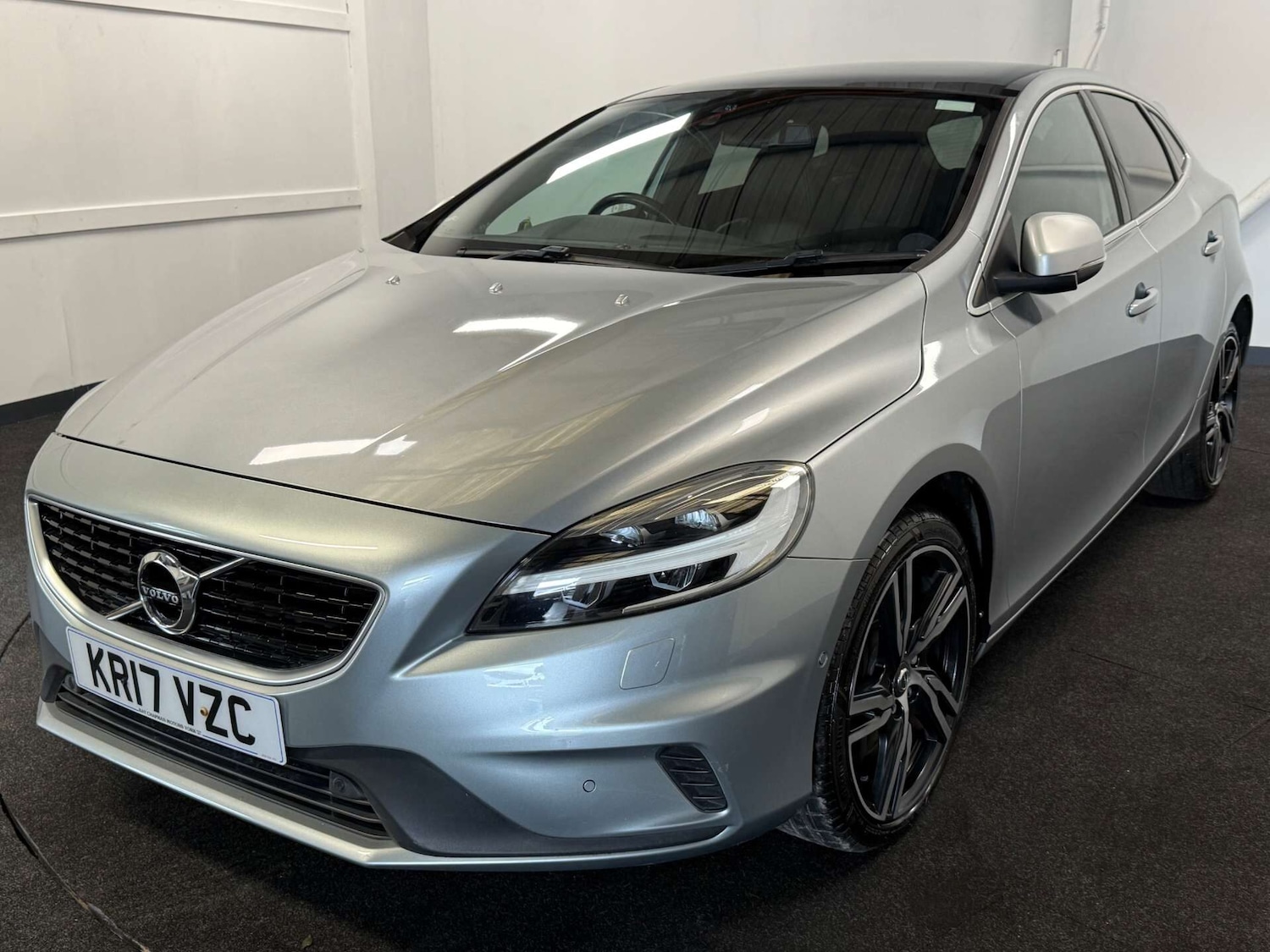 Used Volvo V40 2017 for sale - 76257160: Photo 1