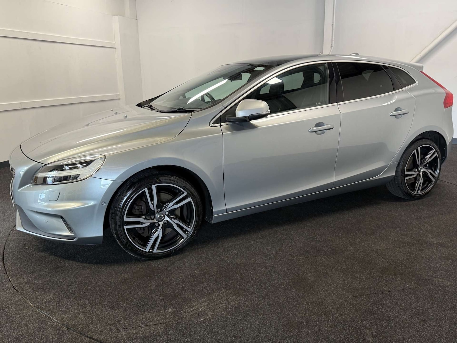 Used Volvo V40 2017 for sale - 76257160: Photo 2