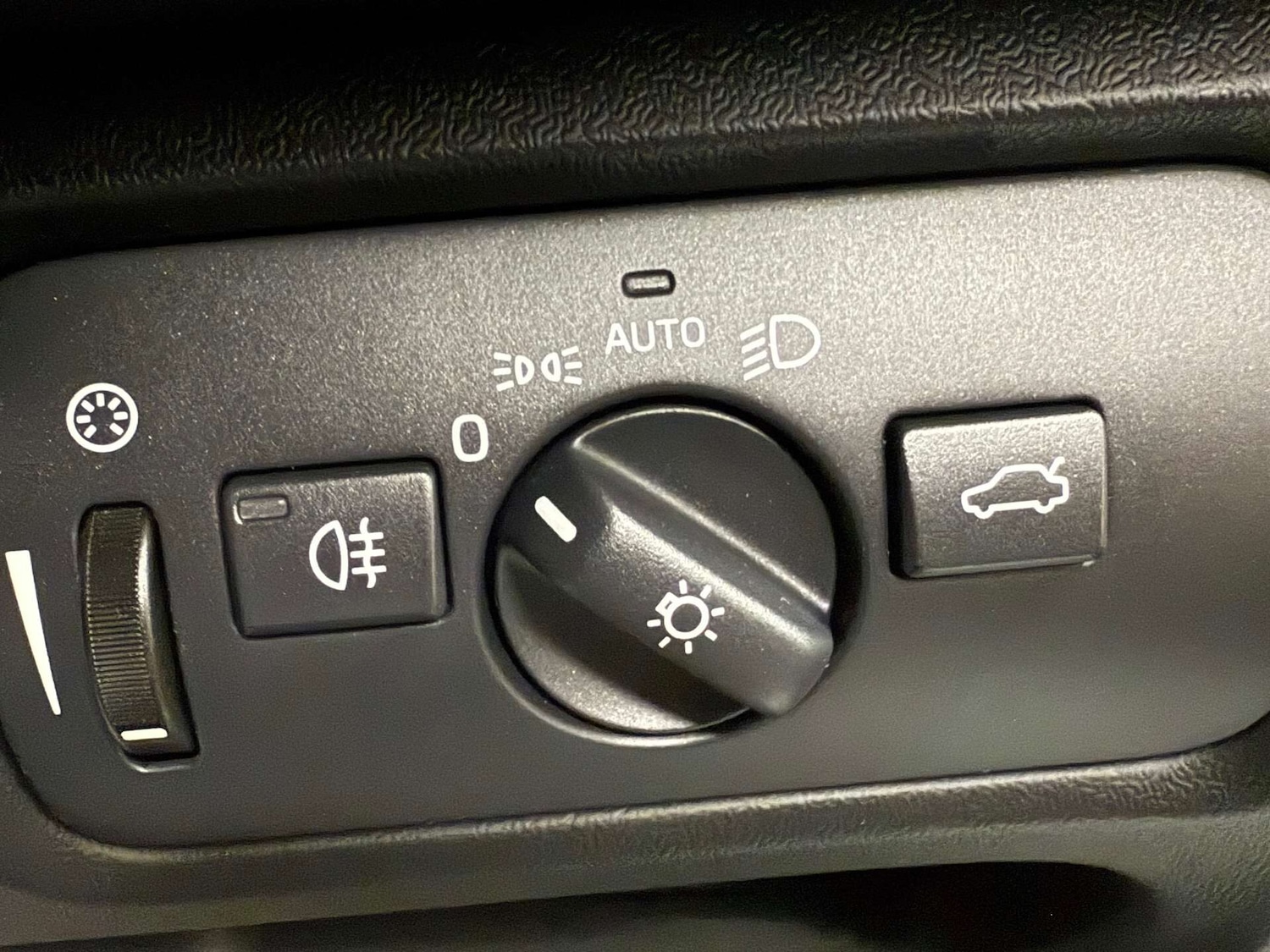 Used Volvo V40 2017 for sale - 76257160: Photo 30