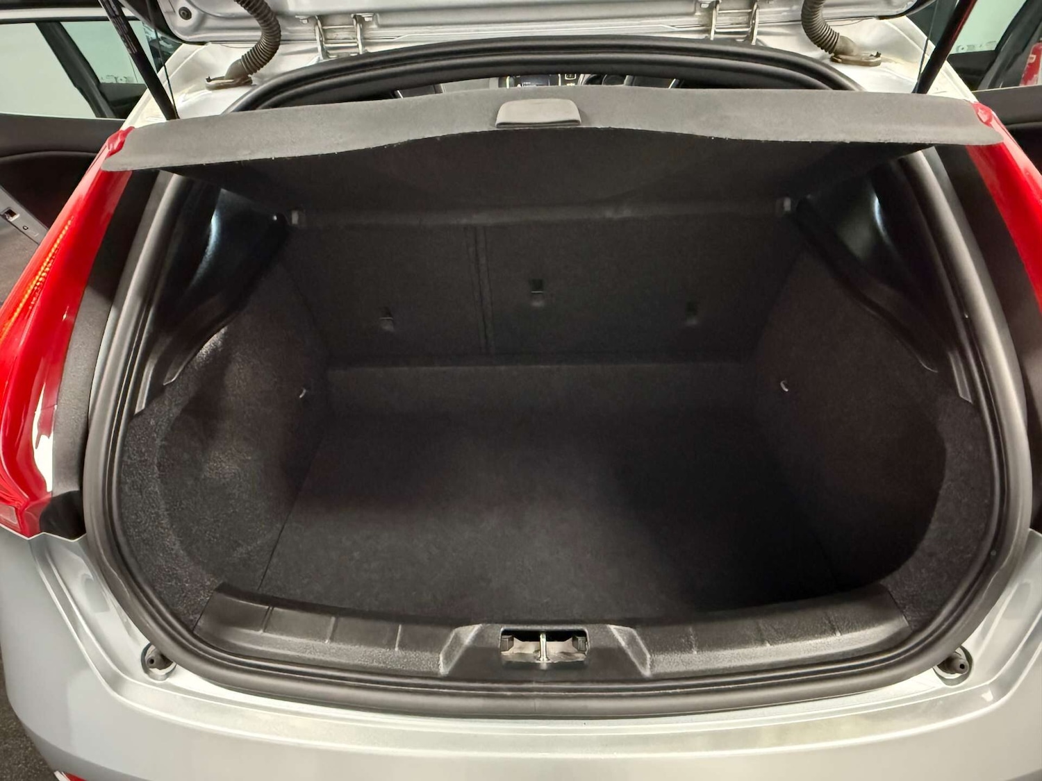 Used Volvo V40 2017 for sale - 76257160: Photo 41