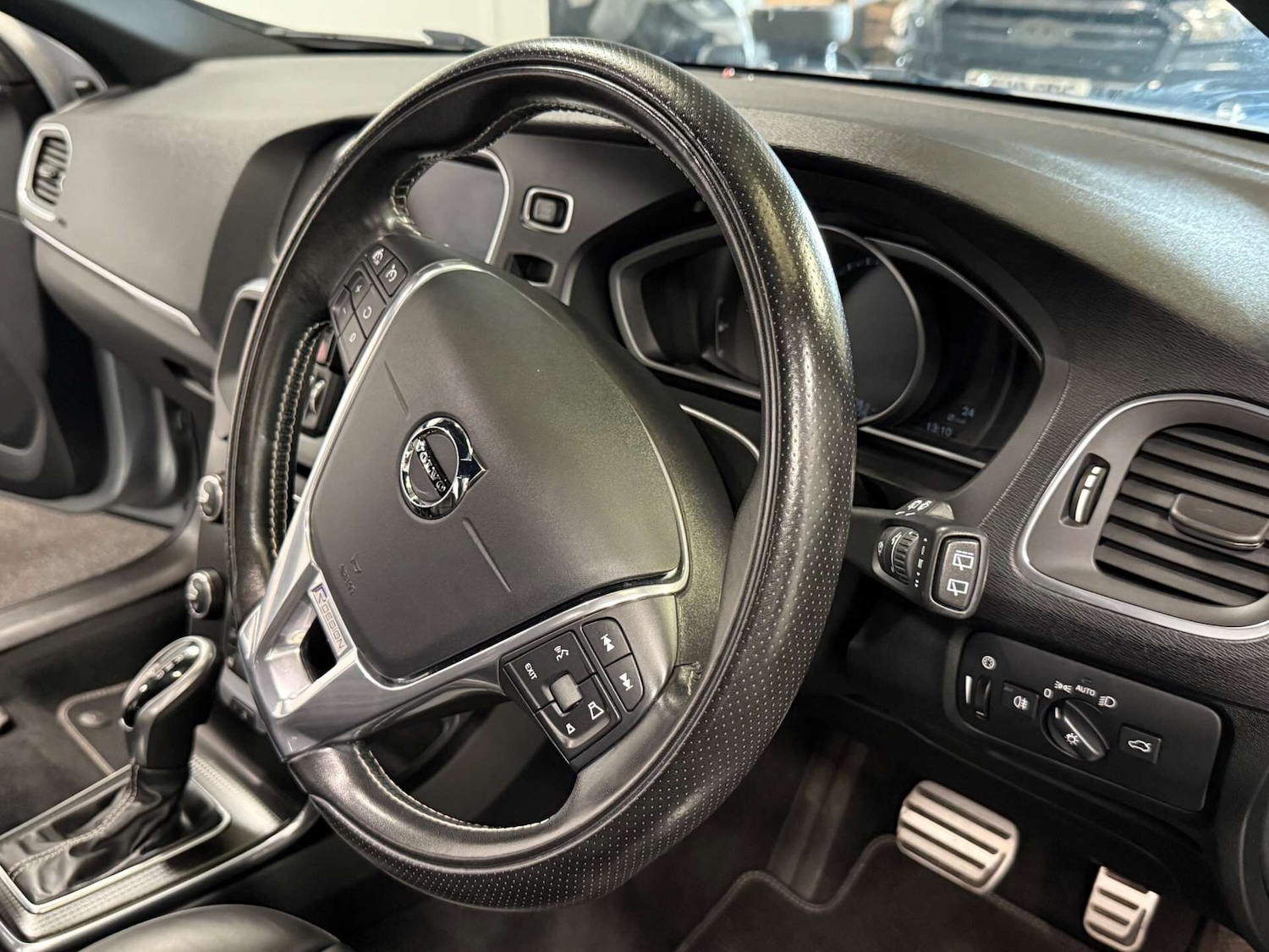 Used Volvo V40 2017 for sale - 76257160: Photo 44