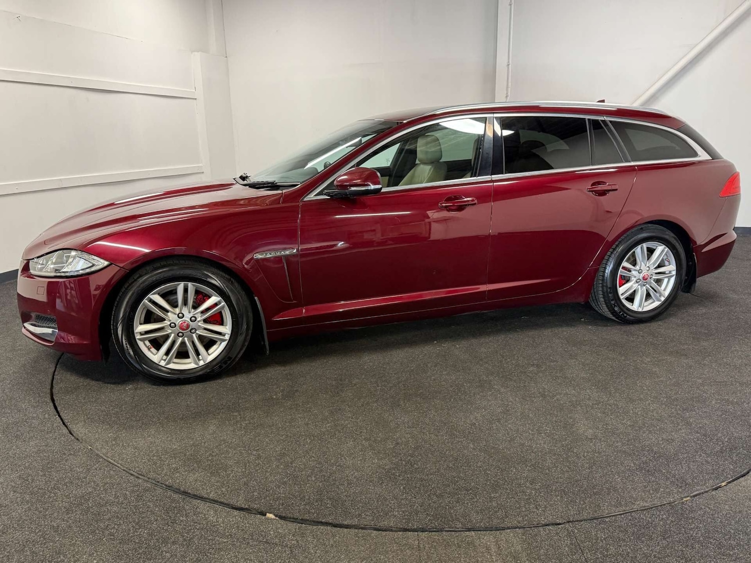 Used Jaguar XF 2014 for sale - 76783159: Photo 2