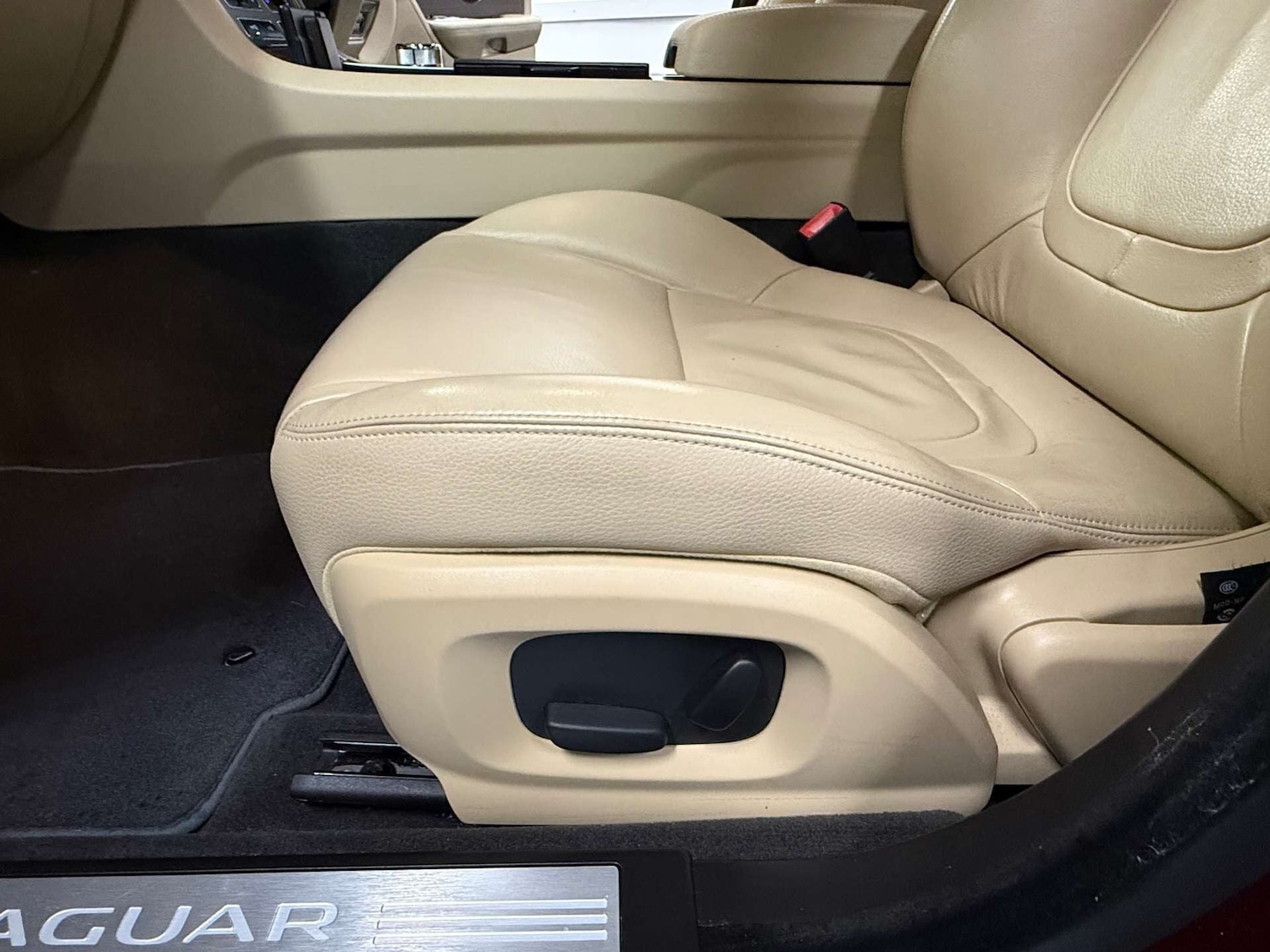 Used Jaguar XF 2014 for sale - 76783159: Photo 35