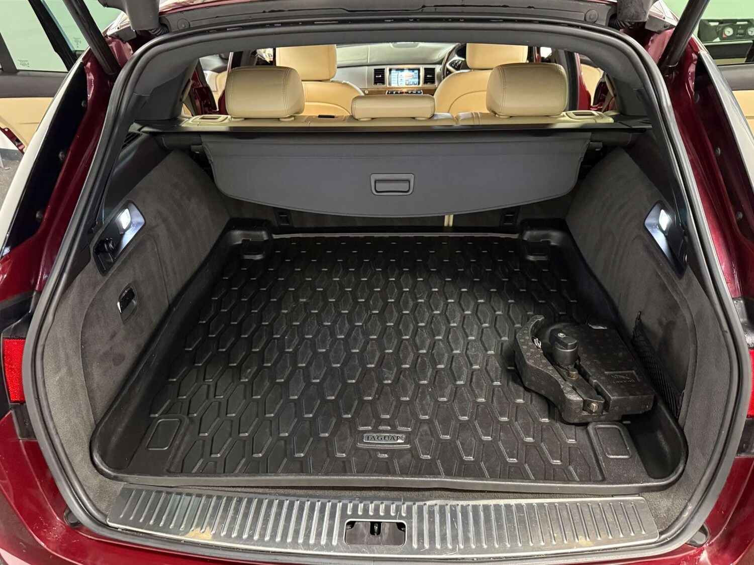 Used Jaguar XF 2014 for sale - 76783159: Photo 47