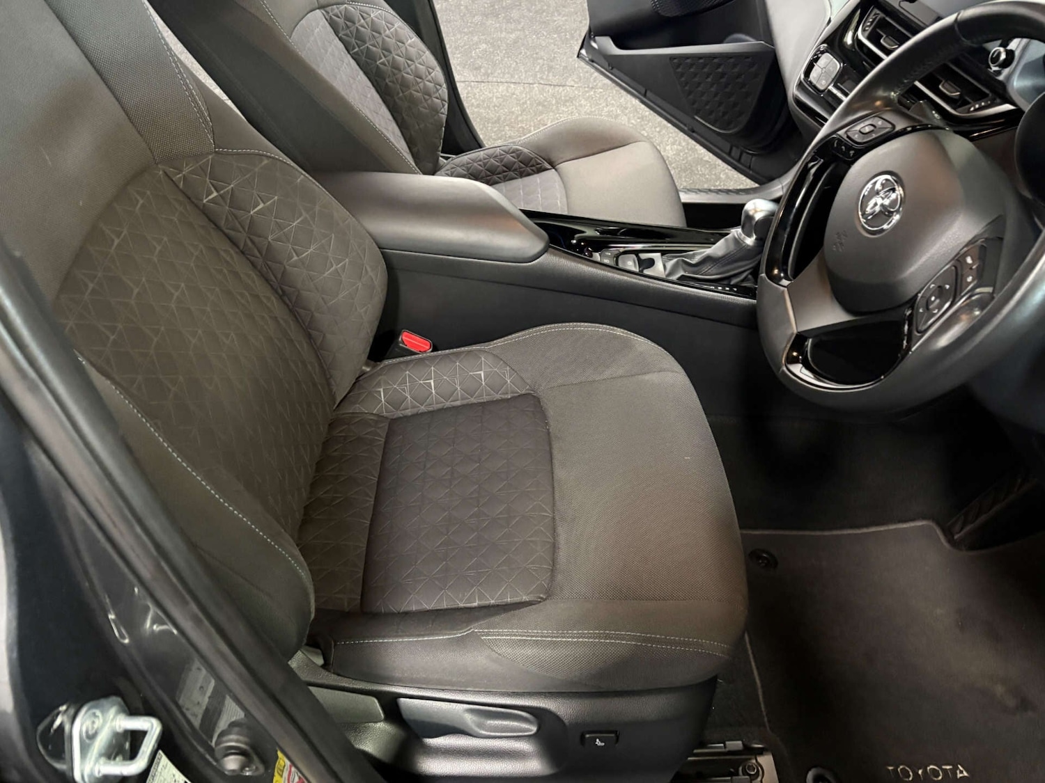 Used Toyota C-HR 2020 for sale - 77034485: Photo 11