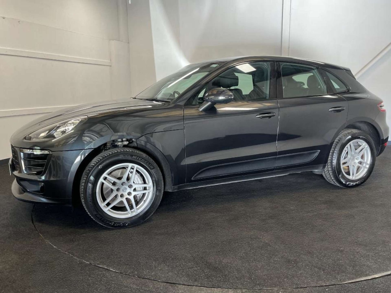 Used Porsche Macan 2017 for sale - 76064020: Photo 2