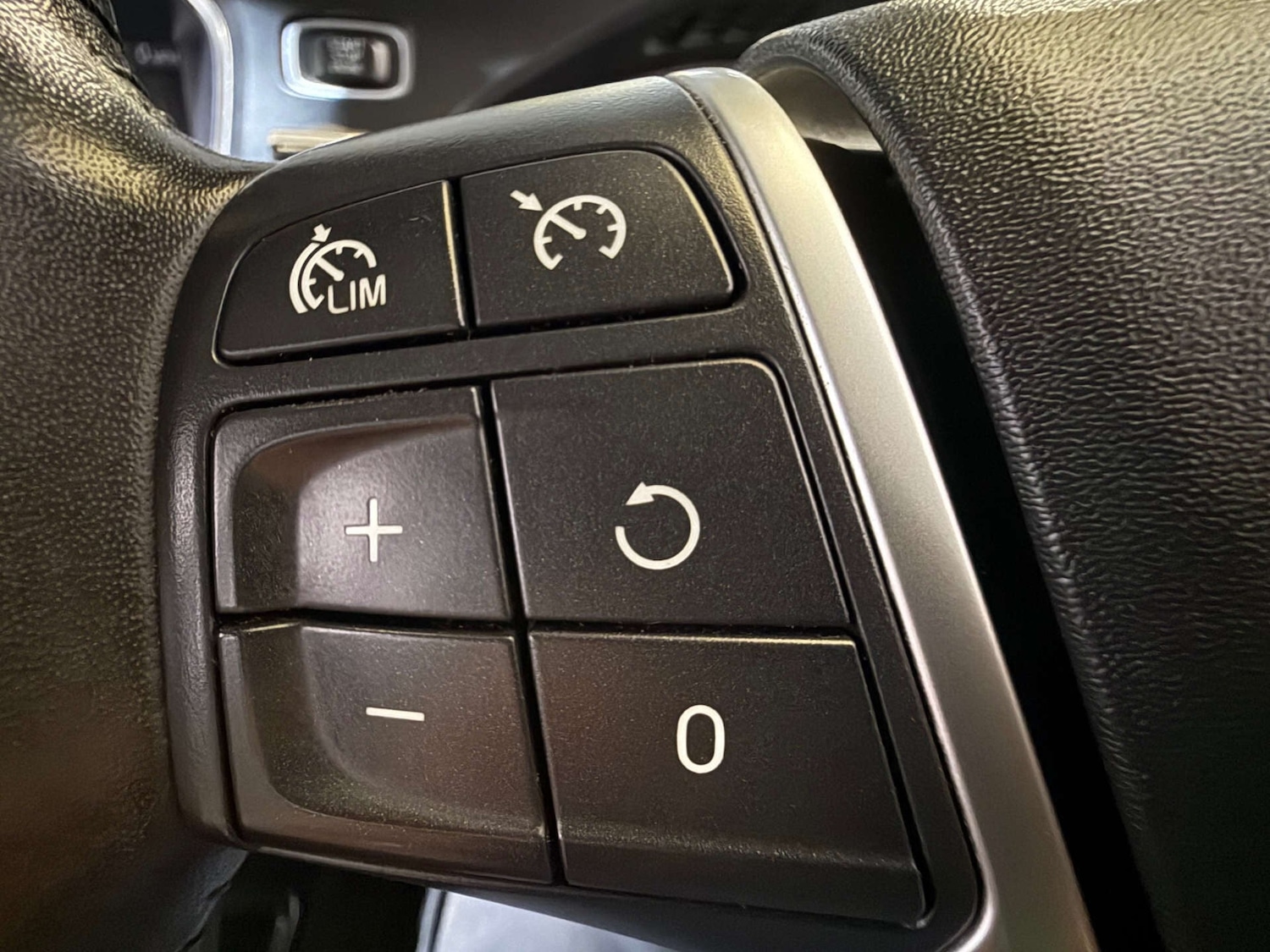 Used Volvo V40 2018 for sale - 76763304: Photo 18