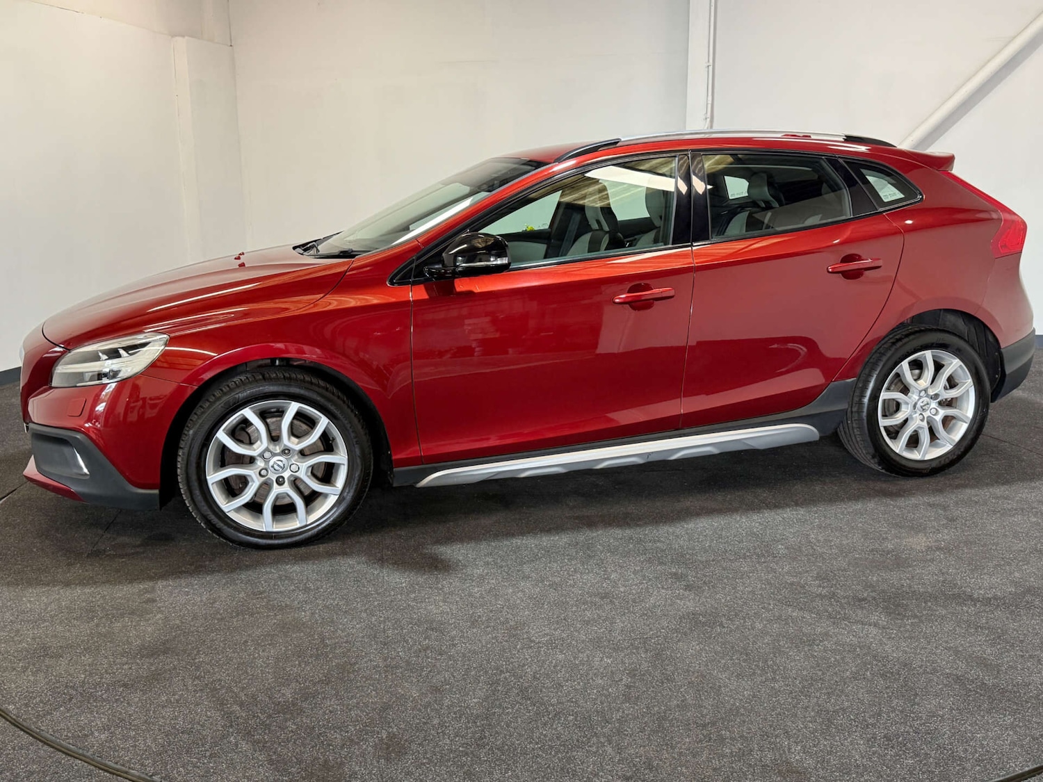 Used Volvo V40 2018 for sale - 77418449: Photo 2