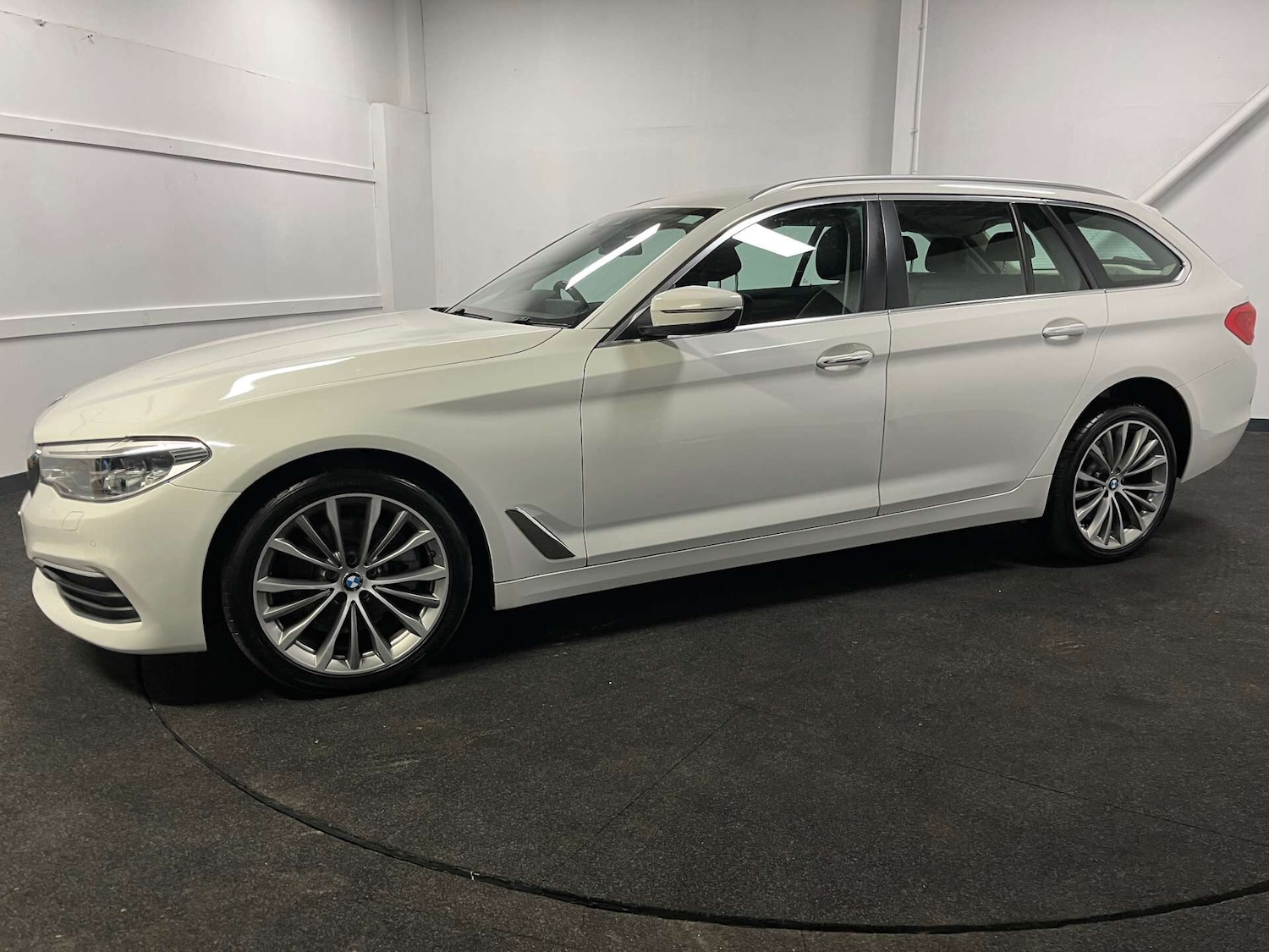 Used BMW 5 Series 2018 for sale - 76263346: Photo 2