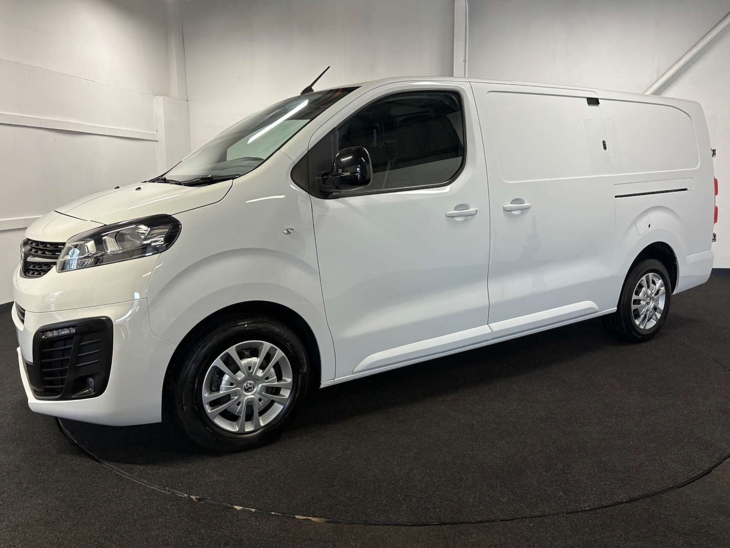 Used Vauxhall Vivaro 2023 for sale - 78040381: Photo 2