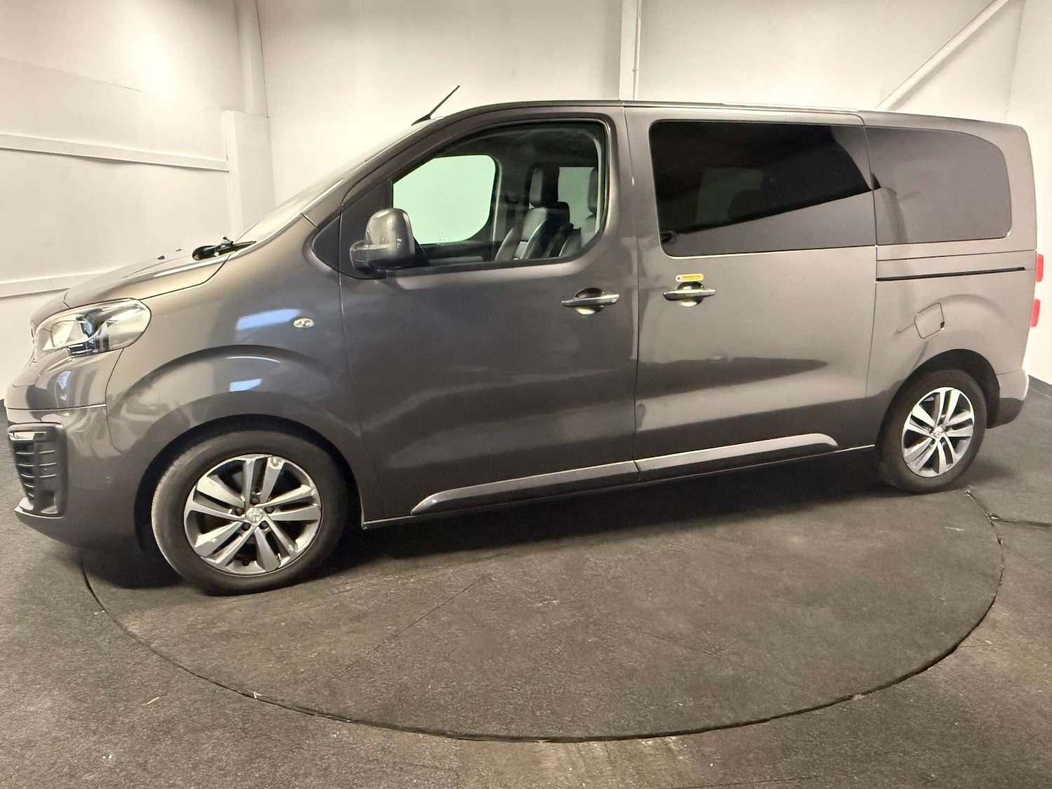 Used Peugeot Traveller 2018 for sale - 76982655: Photo 2