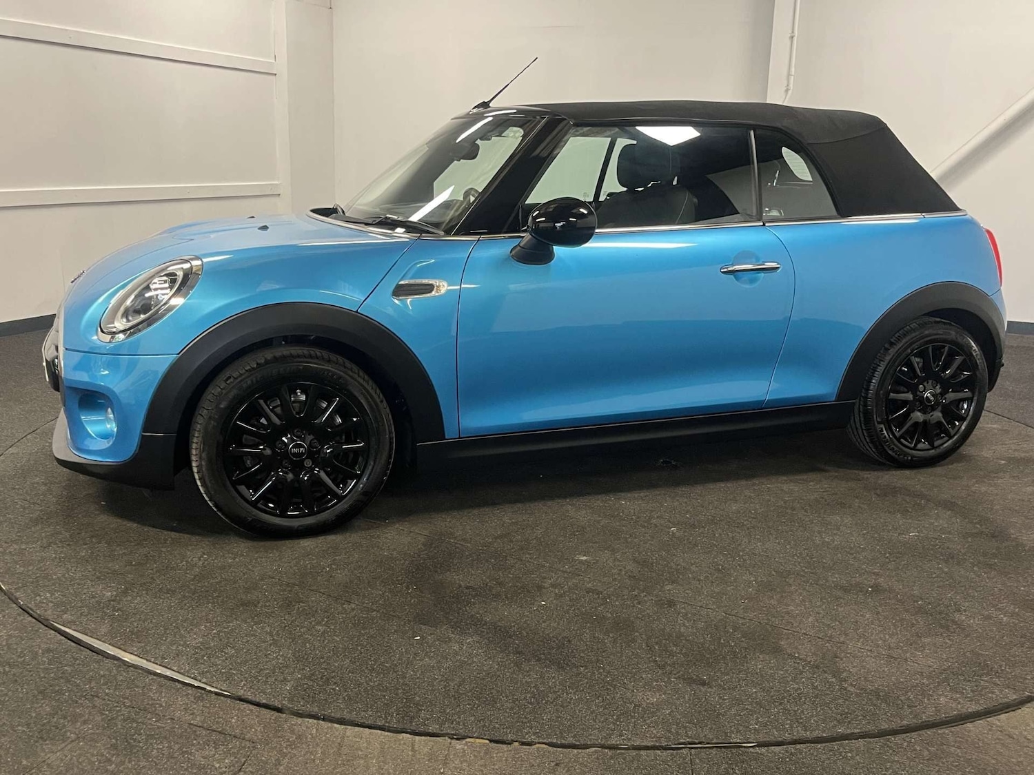 Used MINI Convertible 2019 for sale - 77605409: Photo 2